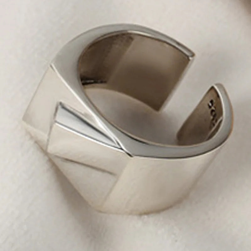 Breiter, dicker, asymmetrischer Ring R1027