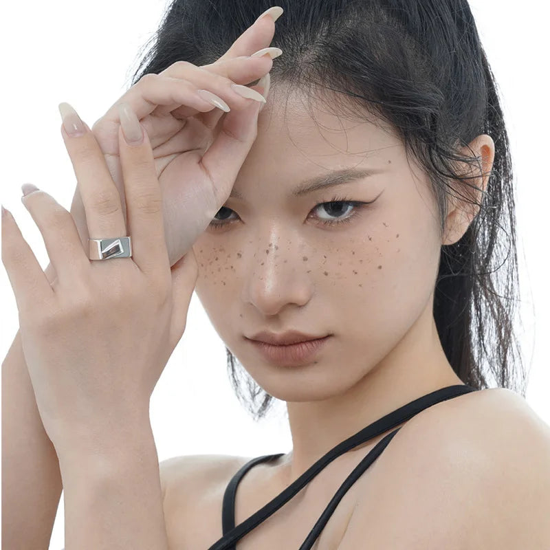 Breiter, dicker, asymmetrischer Ring R1027