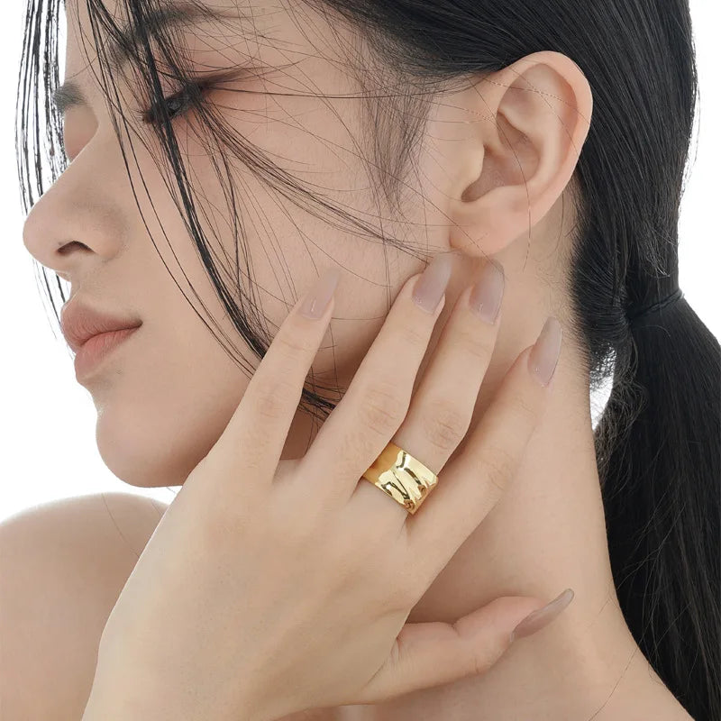 Breiter gewellter geometrischer Ring R1104