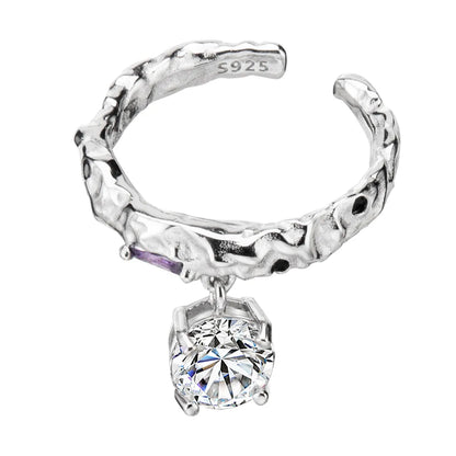 Unregelmäßiger Ring mit Zirkon-Charme R1193