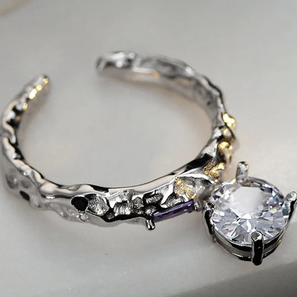 Unregelmäßiger Ring mit Zirkon-Charme R1193