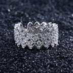 Offener Ring aus Spitze mit mehrreihigem Stein 5705