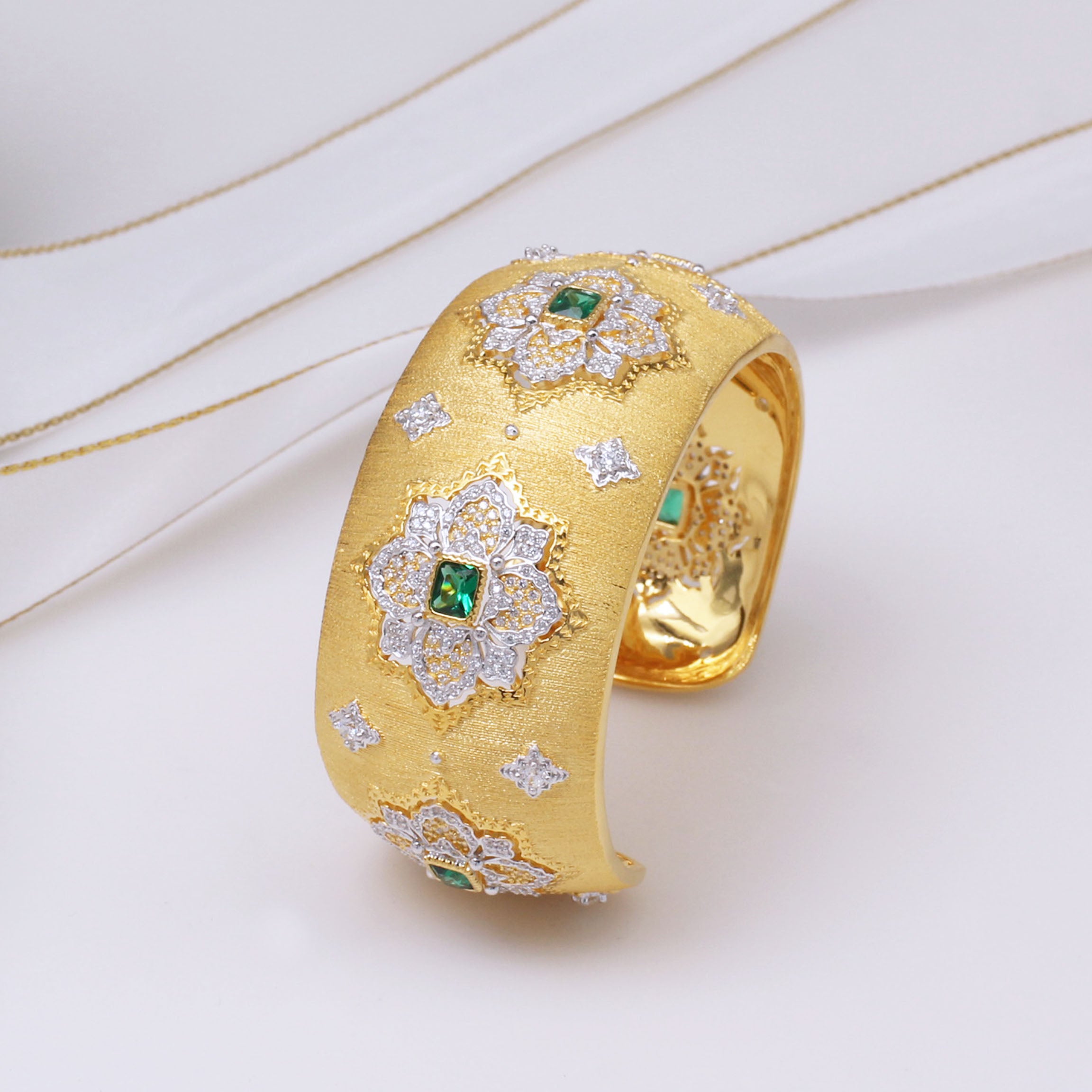 Dichtes Laubsägen-Smaragd-Blumenarmband 5228