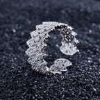 Offener Ring aus Spitze mit mehrreihigem Stein 5705