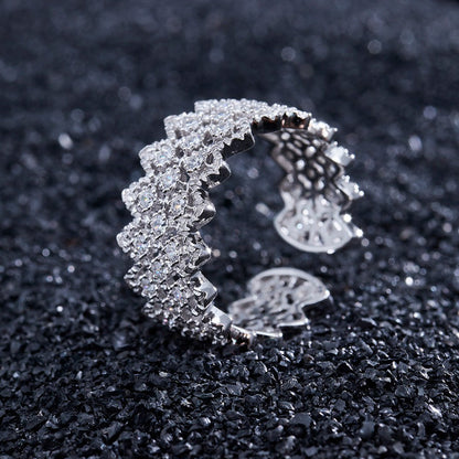 Offener Ring aus Spitze mit mehrreihigem Stein 5705