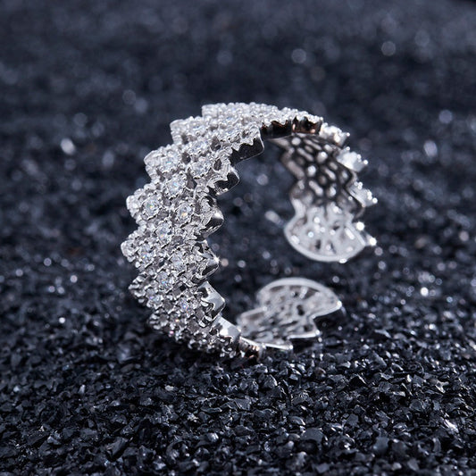 Offener Ring aus Spitze mit mehrreihigem Stein 5705