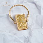 Ring mit Münzanhänger in Form von antiken Figuren