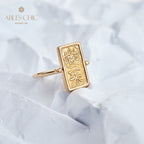 Ring mit Münzanhänger in Form von antiken Figuren