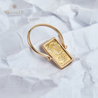 Ring mit Münzanhänger in Form von antiken Figuren