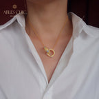 Halskette mit ineinandergreifenden Ringen und Seidenmuster 5861