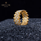 Offener Ring aus Spitze mit mehrreihigem Stein 5705