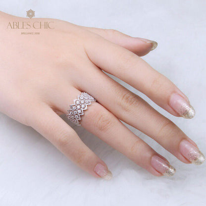 Offener Ring aus Spitze mit mehrreihigem Stein 5705