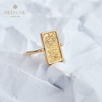 Ring mit Münzanhänger in Form von antiken Figuren