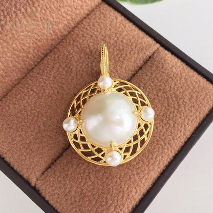 Mabe Pearl Mesh Disc Anhänger 5956