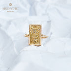 Ring mit Münzanhänger in Form von antiken Figuren