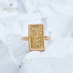 Ring mit Münzanhänger in Form von antiken Figuren