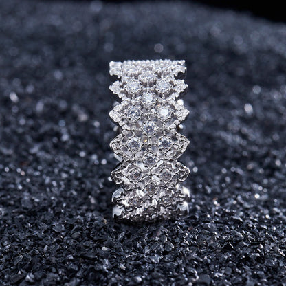 Offener Ring aus Spitze mit mehrreihigem Stein 5705